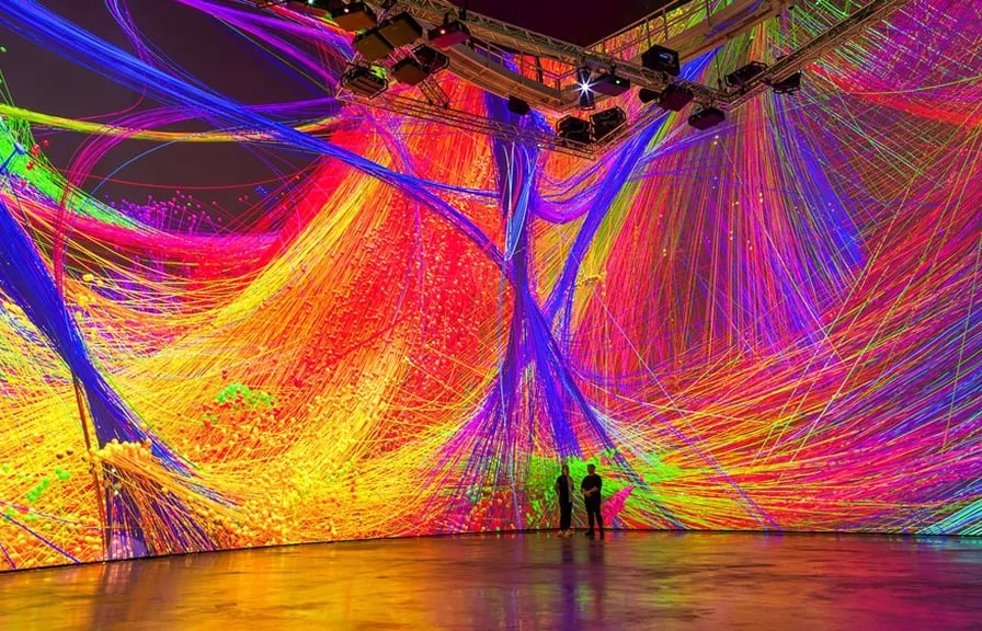 Instalação de arte digital imersiva de Refik Anadol em um espaço urbano.