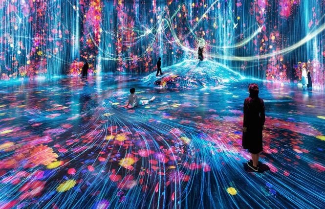 Visitantes imersos em cascata digital interativa com partículas de água e luzes coloridas, obra de t