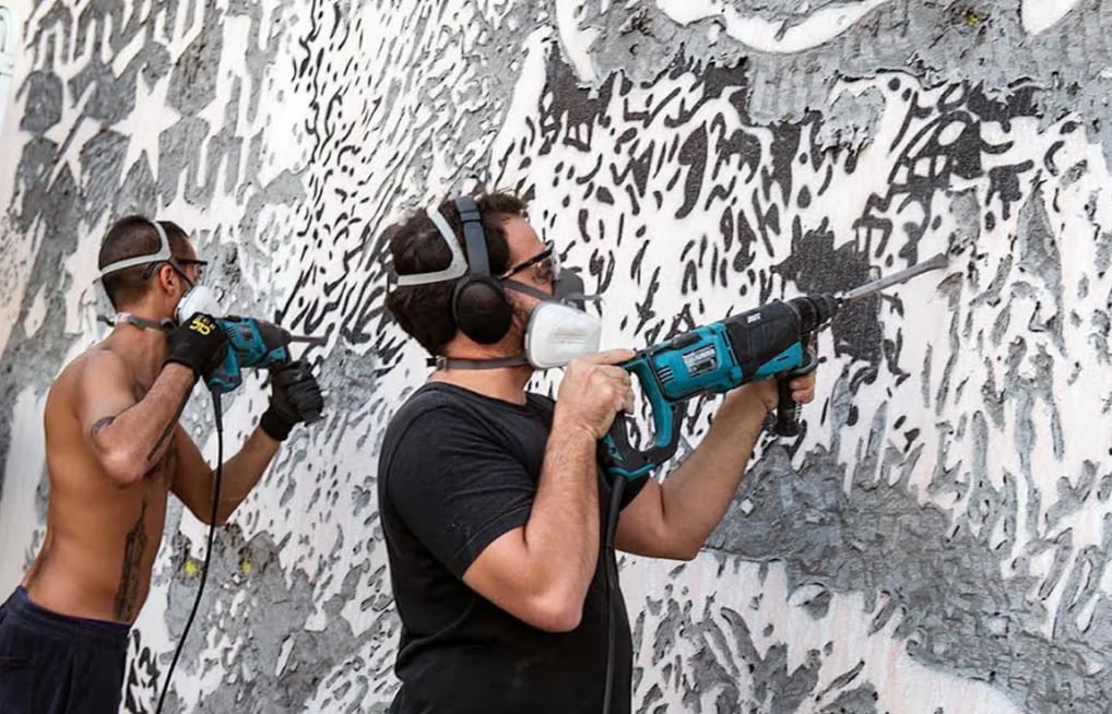 O português Vhils, que esculpe rostos em paredes com ferramentas de construção