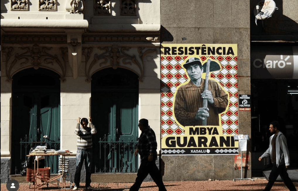 Xadalu é um artista indígena que transita com maestria entre a arte de rua e as galerias.