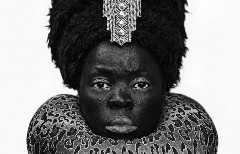 Muholi não apenas registra suas imagens, mas também resgata narrativas que foram silenciadas.
