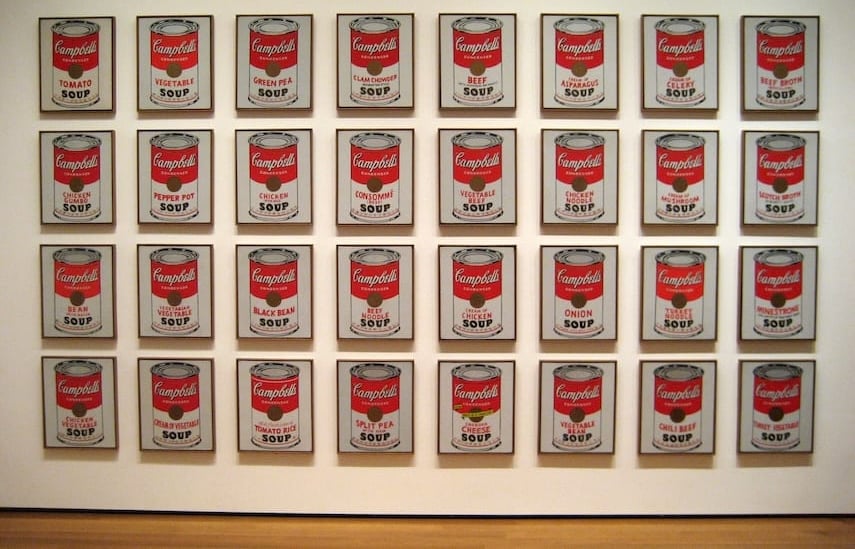 Obra de Andy Warhol exibindo latas de sopa Campbell’s, simbolizando a arte no cotidiano.