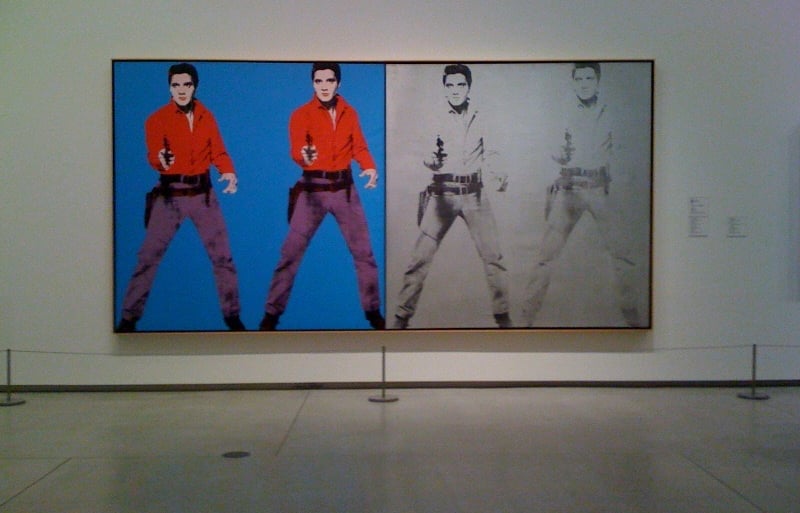 Imagem de Elvis Presley por Andy Warhol, destacando a repetição e a cultura das celebridades.