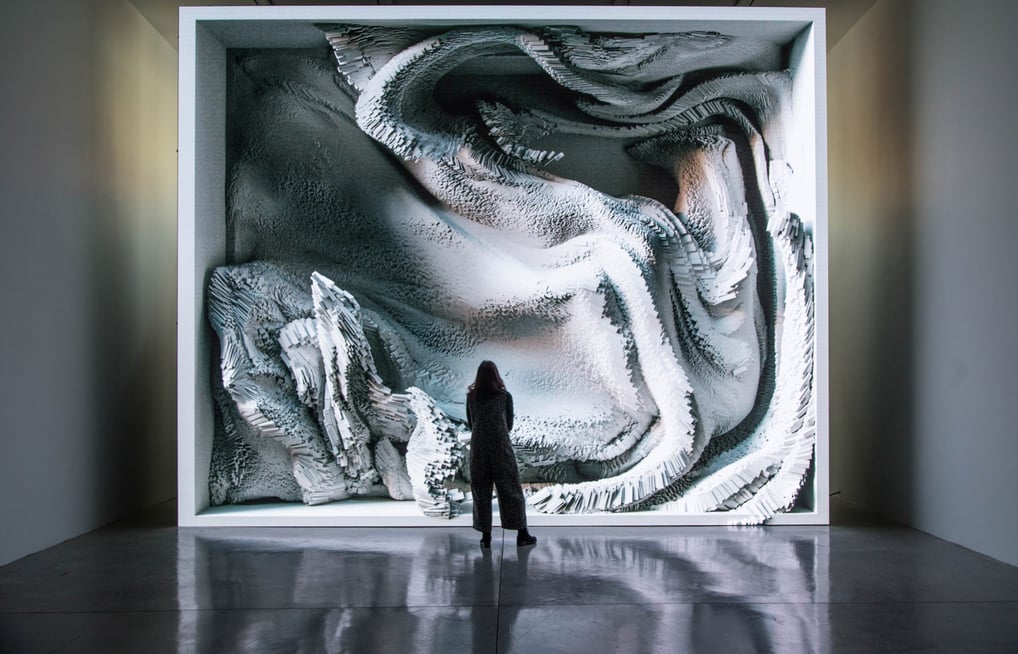 Refik Anadol utilizam inteligência artificial para criar paisagens digitais em movimento.