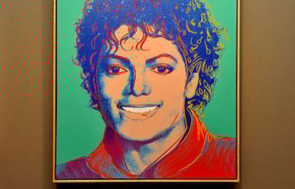 Retrato de Michael Jackson por Andy Warhol, unindo música pop e arte contemporânea.