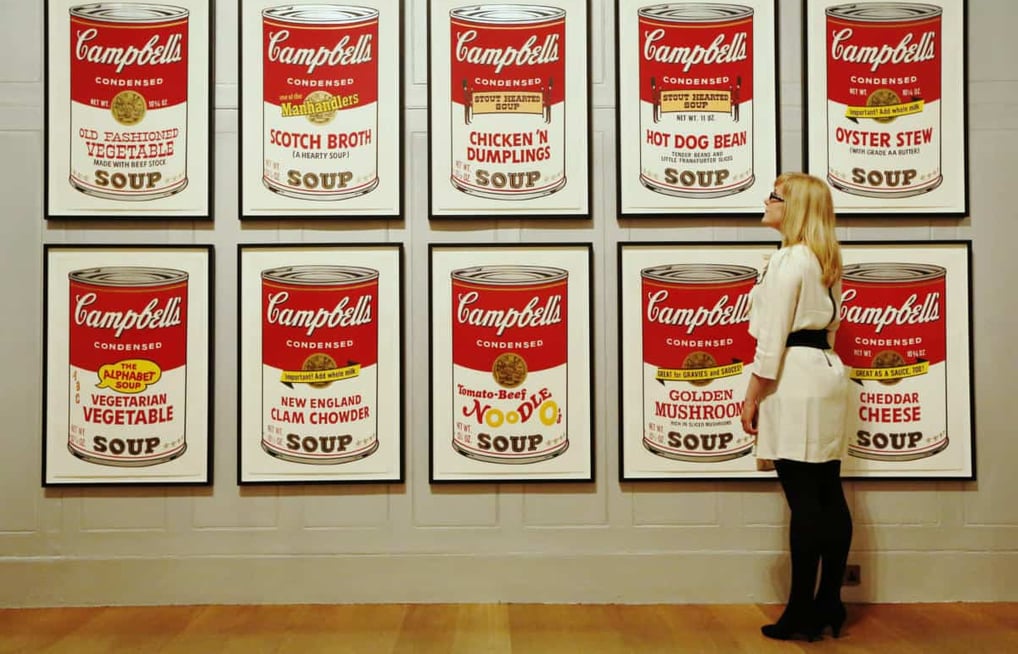 Grid de latas de sopa Campbell's em tons vermelho e branco, variando sabores. Campbell's Soup Cans (