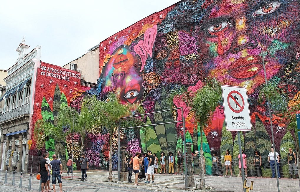 Mural colorido com rostos femininos – AfroGrafiteiras