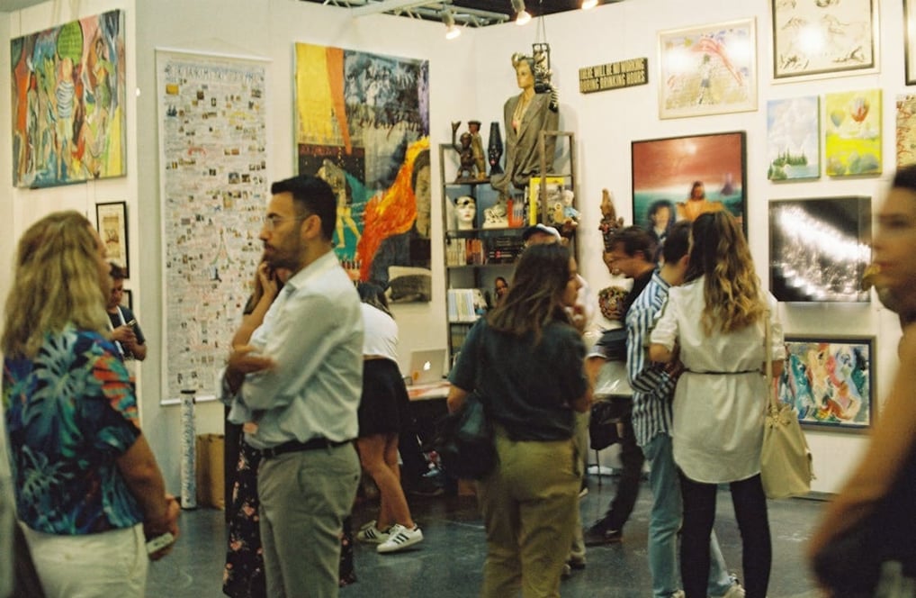 Exposição de arte contemporânea em uma galeria com curadoria especializada.