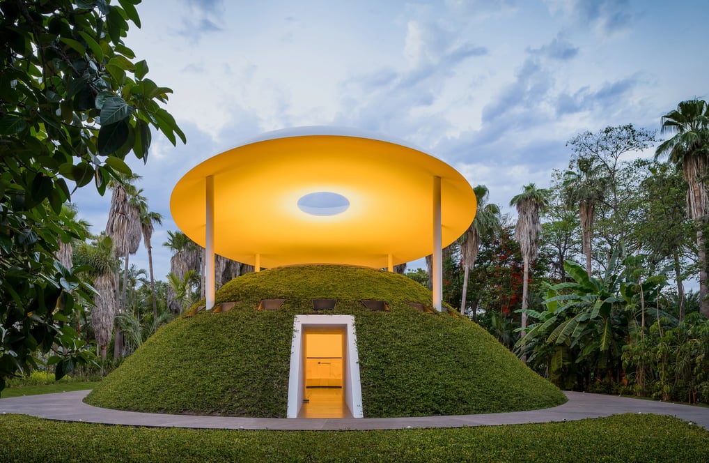 James Turrell, que utiliza luz e espaço para criar experiências meditativas.