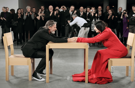 Performance "The Artist Is Present", 3 meses, Museu de Arte Moderna, Nova York, 2010.