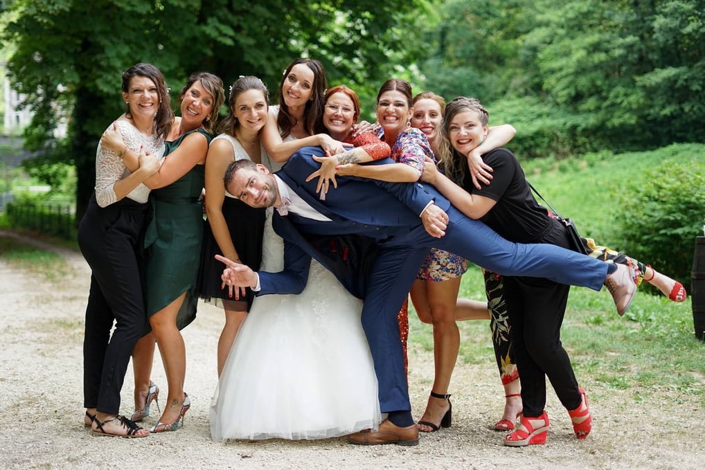 Photo de groupe fun et détendue lors d'un mariage en CÎte d'Or
