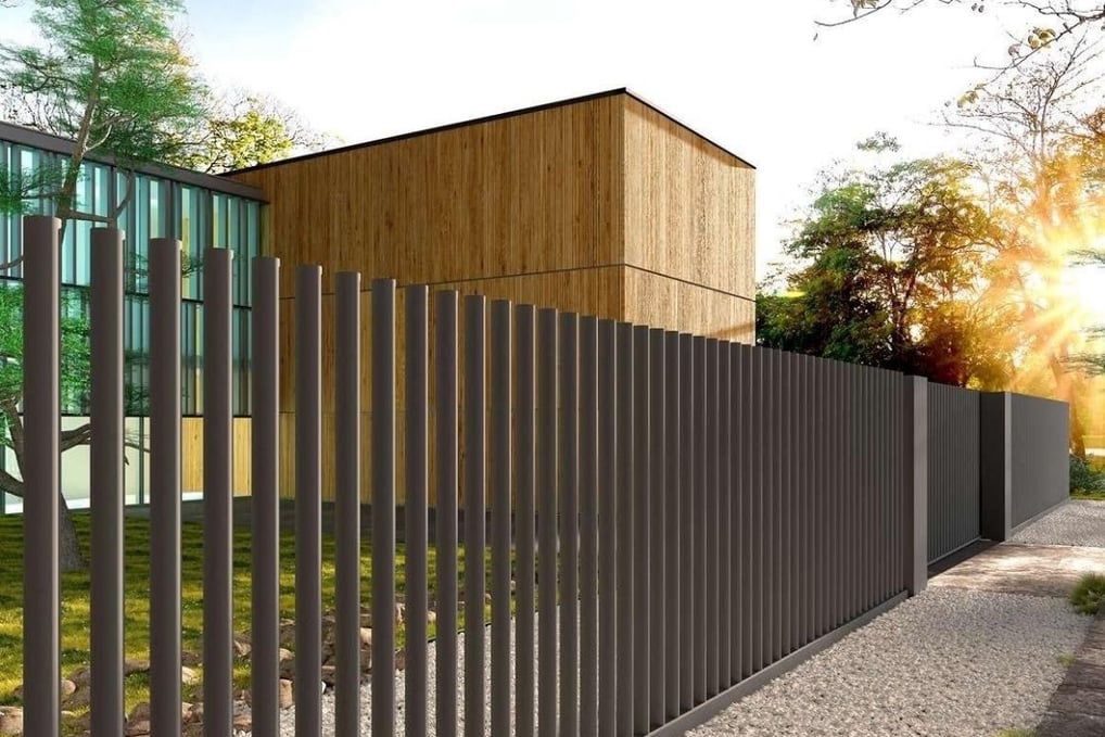 Valla metálica moderna con estructura vertical para delimitación de vivienda con estilo contemporáneo