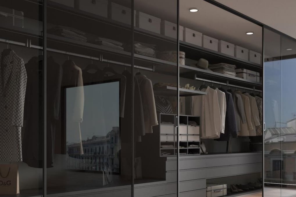 Armario empotrado con diseño contemporáneo en tonos cálidos y puertas correderas
