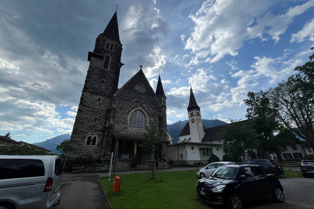 Kirche St. Joseph with the Interlaken Stadtkirche behind it.