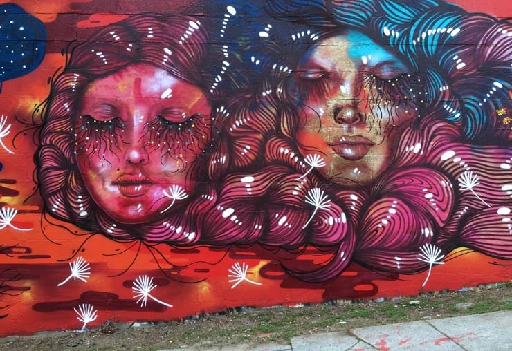 Obra em um muro, da artista PANMELA CASTRO.