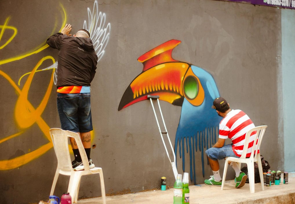 Coletivo de artista criando um mural