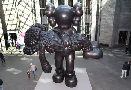 KAWS é um exemplo vivo de como a paixão, combinada com visão estratégica, pode redefinir a arte