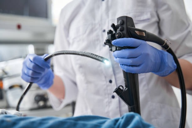 Médico segurando aparelho de endoscopia
