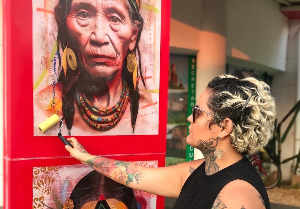 obras, inspiradas na natureza e cultura local, assinado por Amanda Amorim.