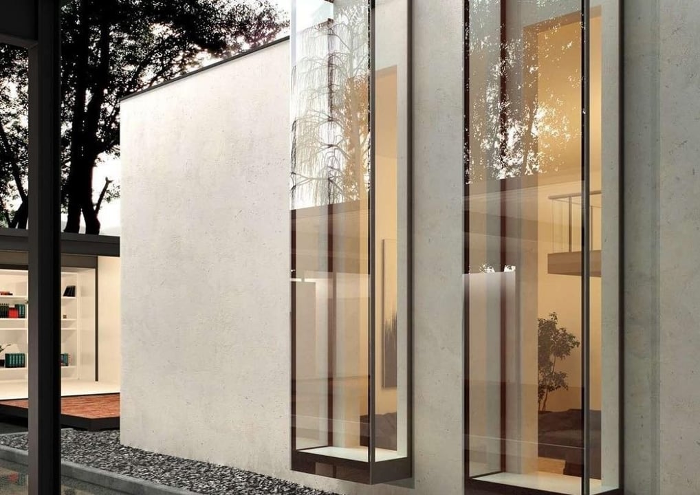 Fachada arquitectónica revestida en madera y vidrio, con cerramientos móviles para regular luz y privacidad