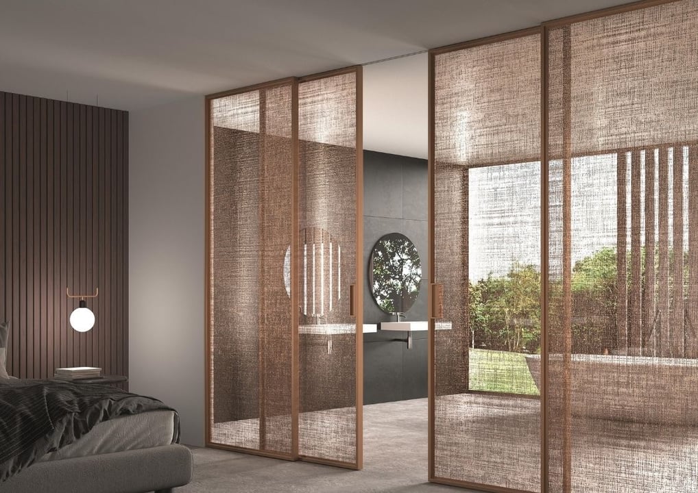 Puertas correderas  con acabado de madera y luz suave en interior moderno y acogedor