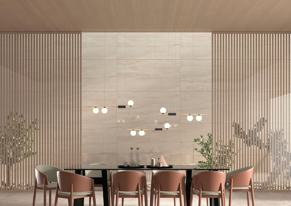 Puerta corredera de cristal en comedor moderno con paredes texturizadas y lámparas suspendidas