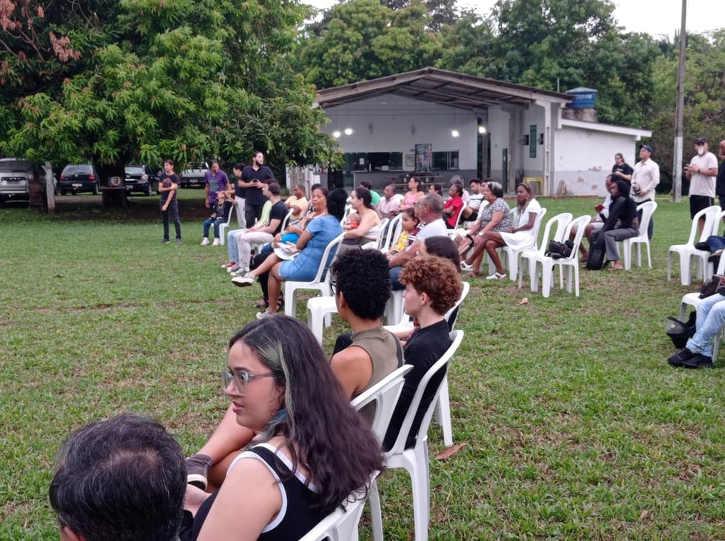 Cenário do recital com árvores frutíferas ao fundo.