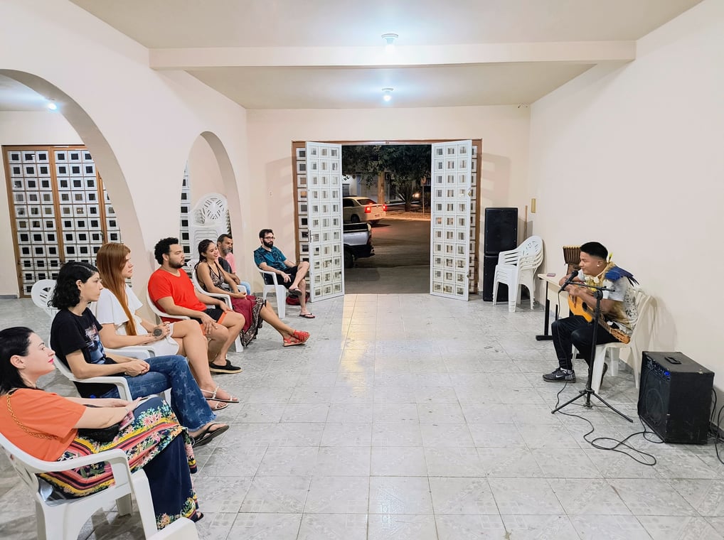 Palestrante Perfeito Tsere'rureme falando sobre interculturalidade musical no Instituto Arte Cerrado