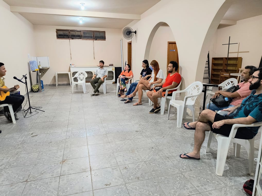 Público atento durante a palestra sobre interculturalidade musical no Instituto Arte Cerrado.