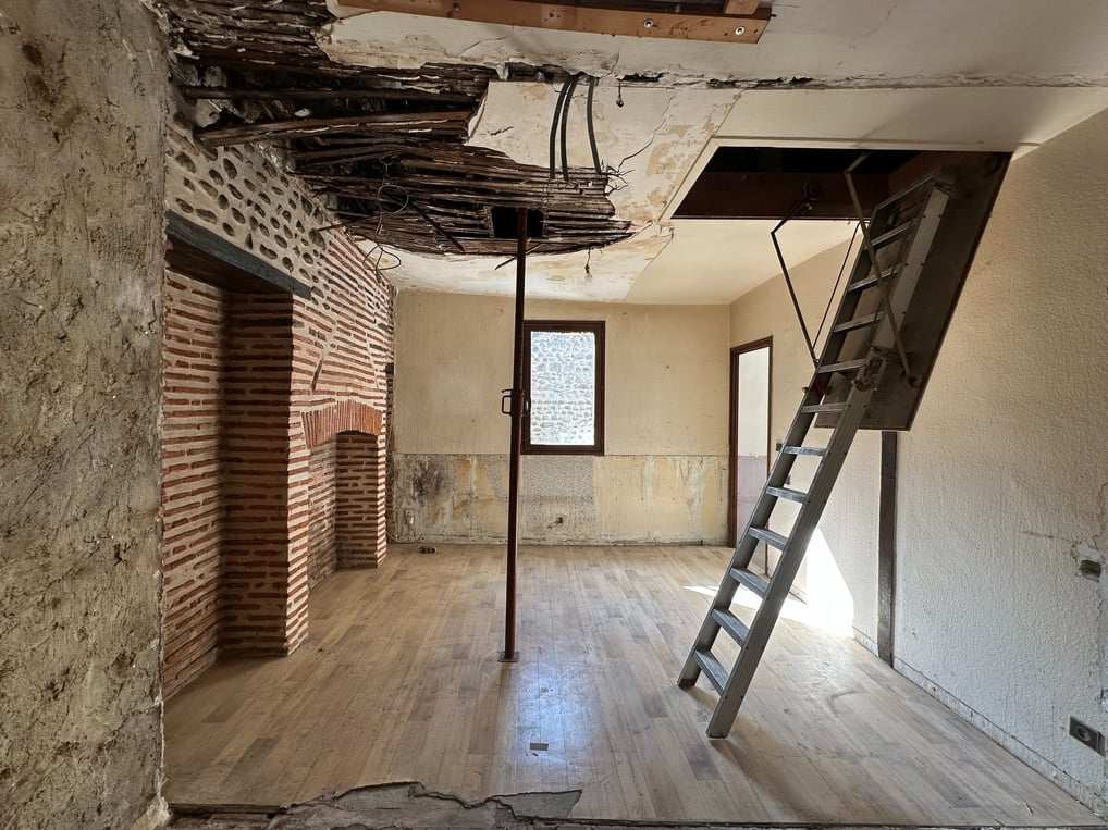 Salon en démolition dans un duplex à Pau, projet de rénovation en cours