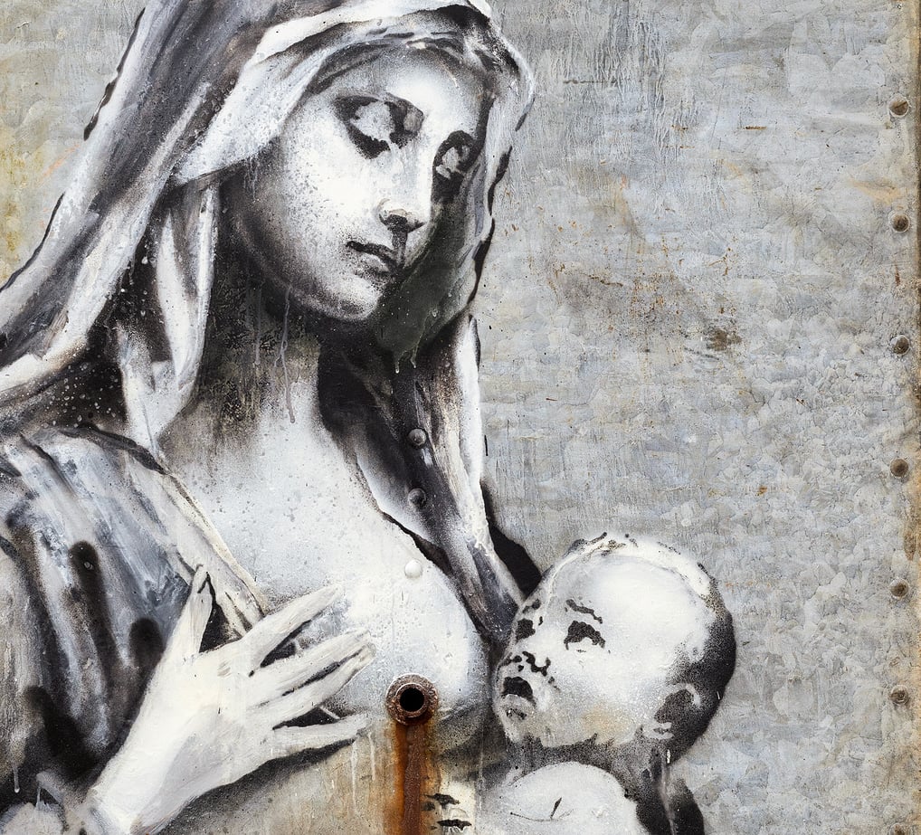 Grafite em preto e branco estilo stencil de Banksy, mostrando uma figura que lembra a Virgem Maria