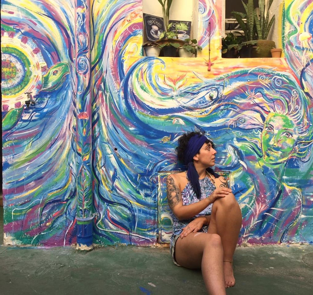 peinture murale réalisée à Rio de Janeiro avec un fond marin sirène et animaux marins sur un coucher de soleil