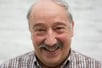 homme de 65 ans qui sourit