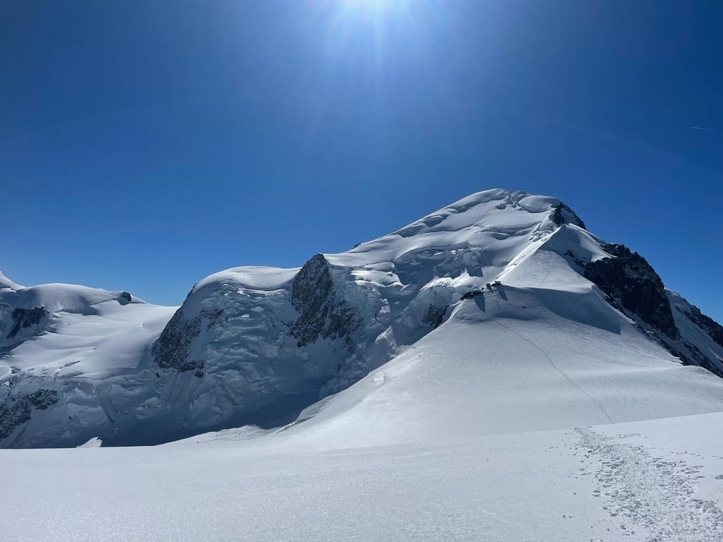 Mont Blanc con esquís, 4.810m. ultimos metros, arista Bosses