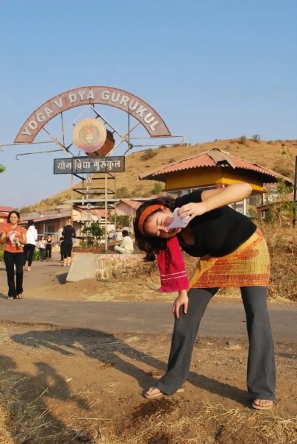Clara Coelho realizando prática tradicional na Índia. Formação e vivência oriental no Recanto Clara