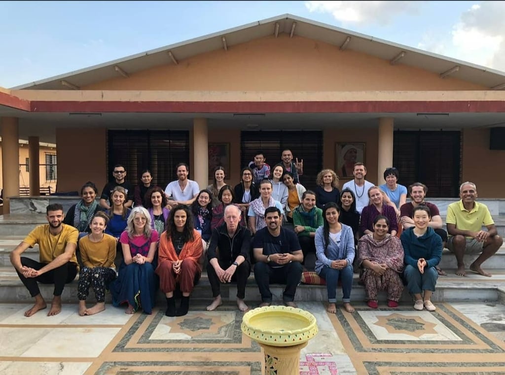 Grupo de yogis formados com Clara Coelho na Índia. Comunidade, amizade e tradição no Recanto Clara.