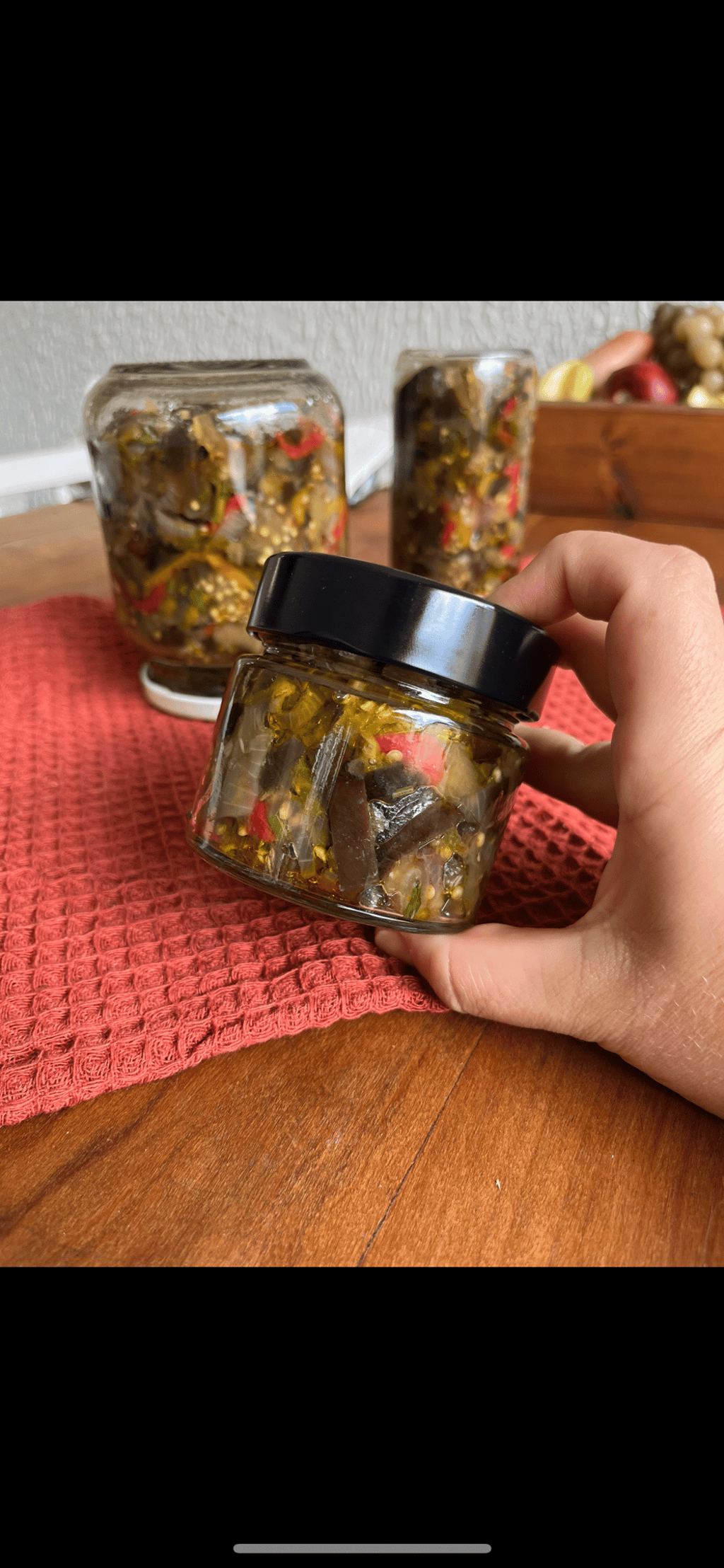 antepasto conserva de berinjela com azeite em pote de vidro tampado