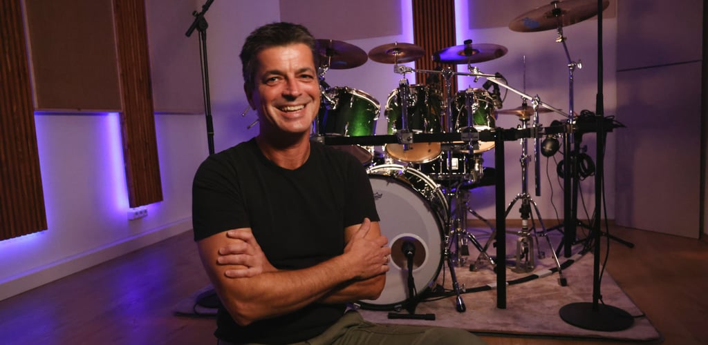 noel-geide-im-studio-vor-drumset
