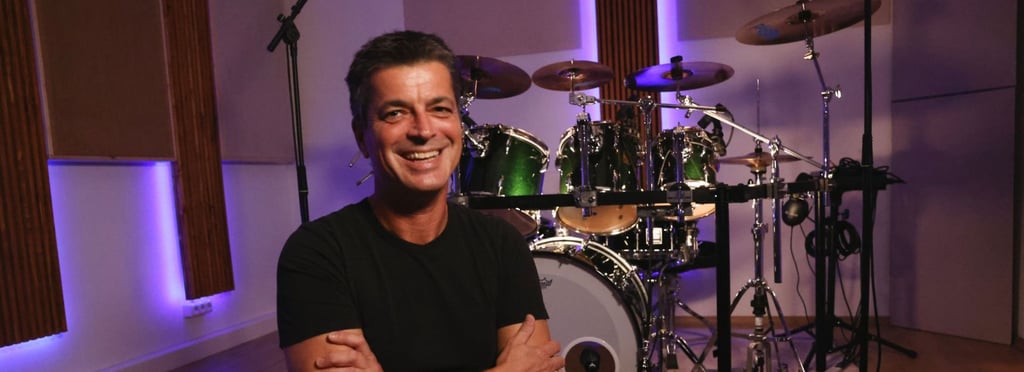 noel-geide-im-studio-vor-drumset