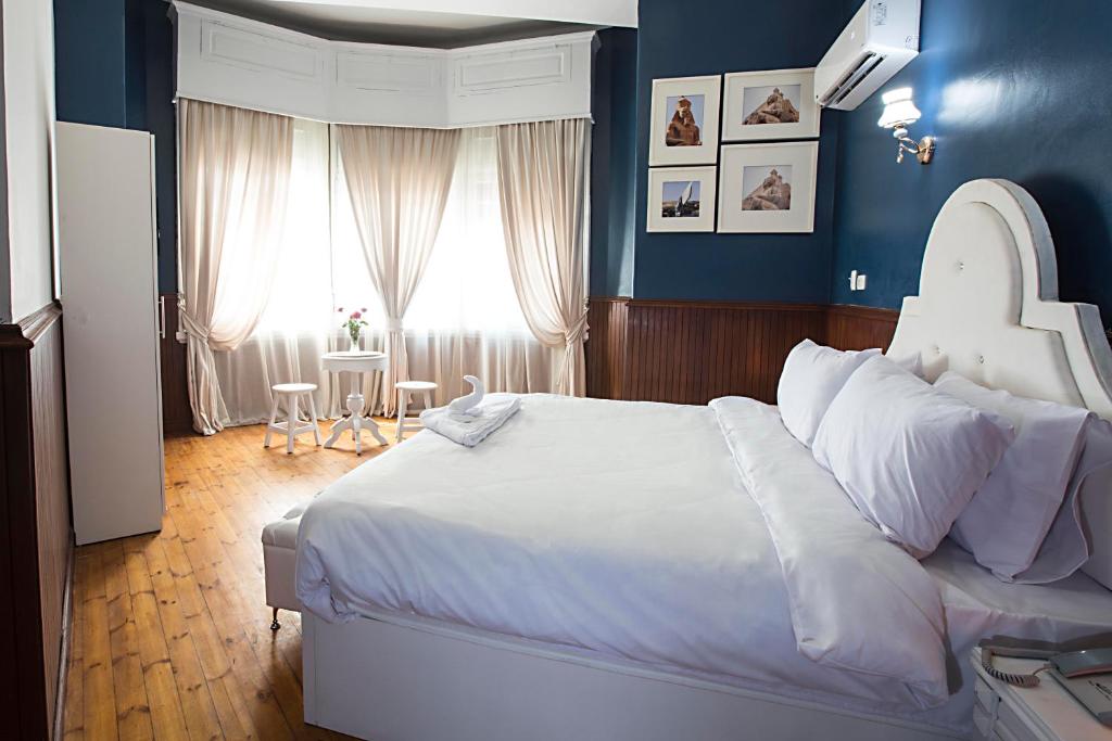 The suites at Tahrir Plaza are designed with both comfort and functionality in mind.