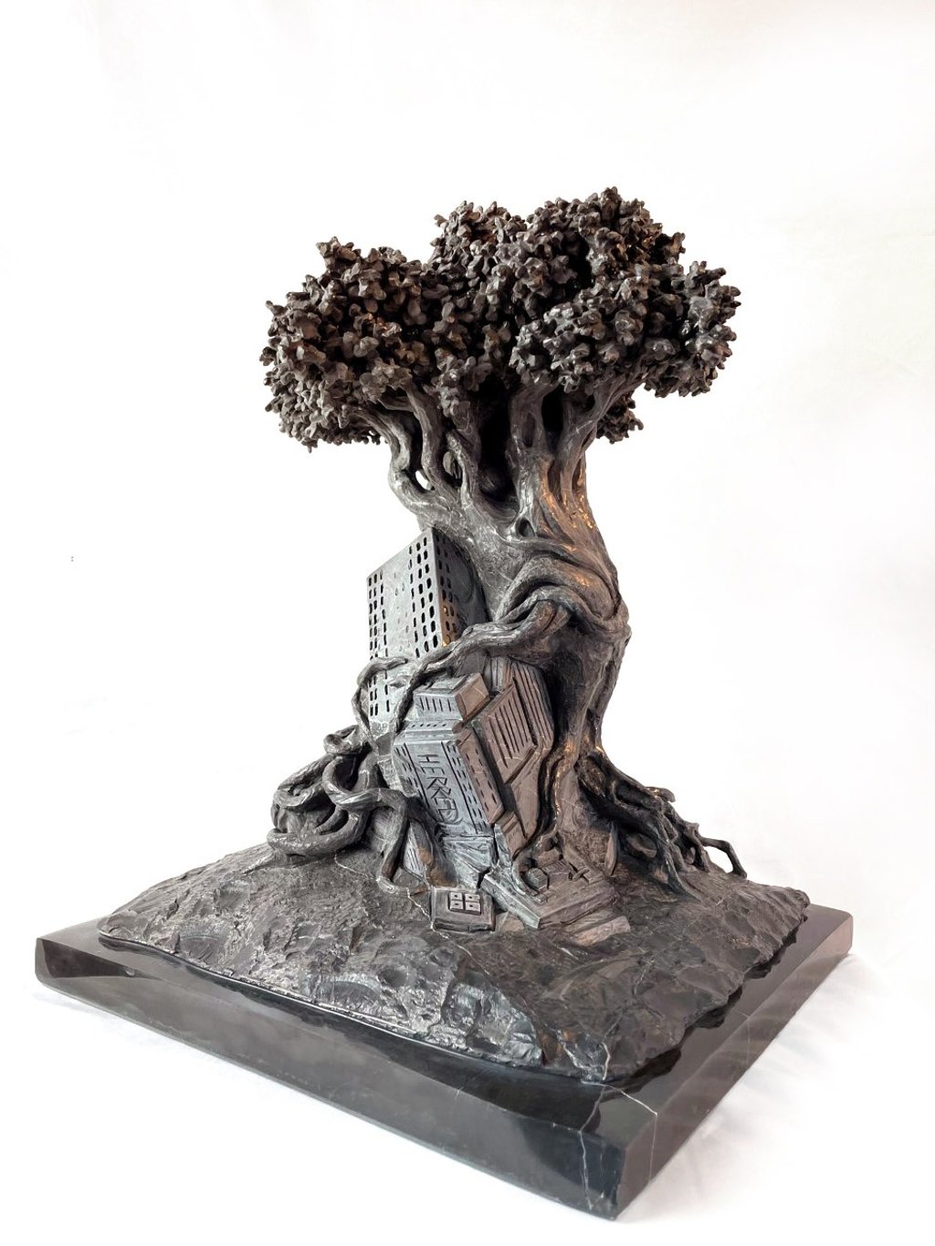 "Co-existence", sculpture en marbre noir de Golzinne du sculpteur français "Herrel"