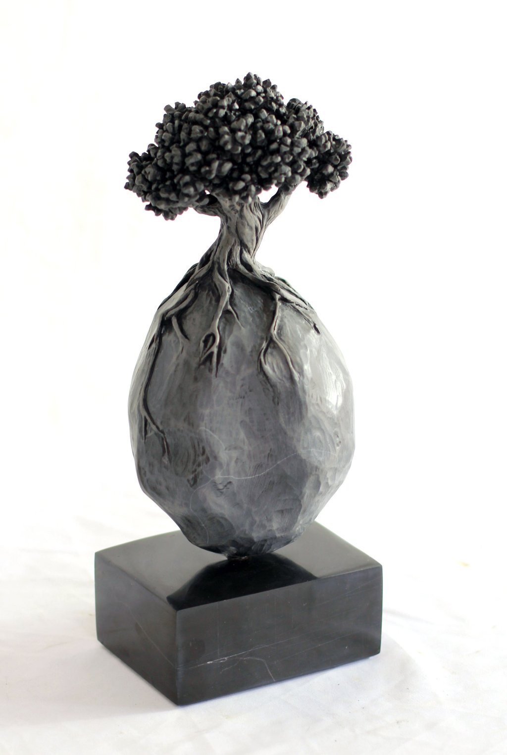 Graine 25, sculpture en marbre noir Golzinne du sculpteur français "Herrel".