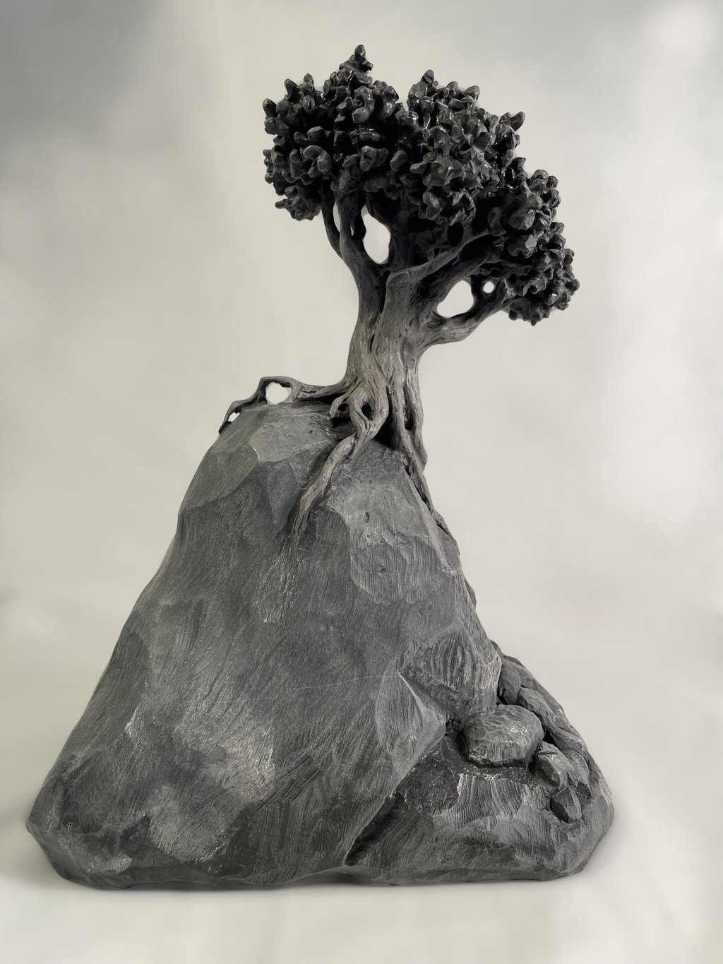 Graine 54, sculpture en marbre noir golzine par le sculpteur Herrel