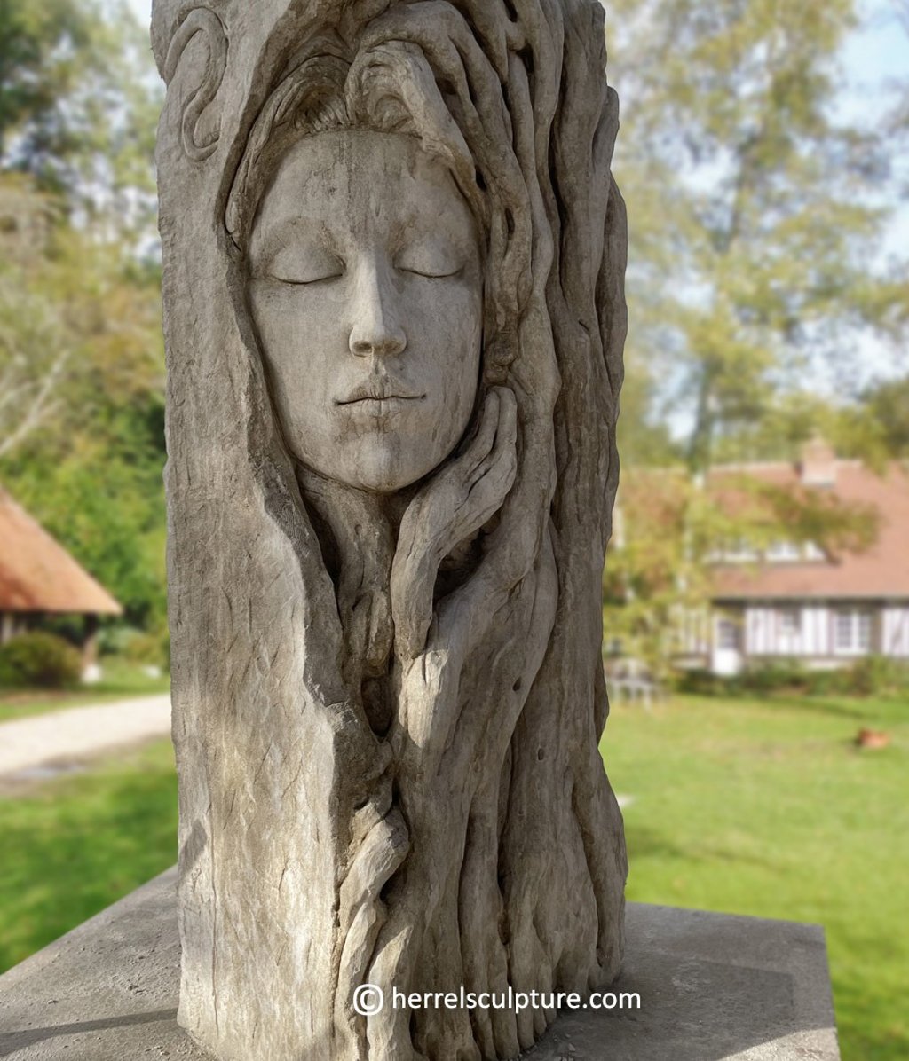 "Pensée", sculpture en pierre d'estaillade par le sculpteur Herrel