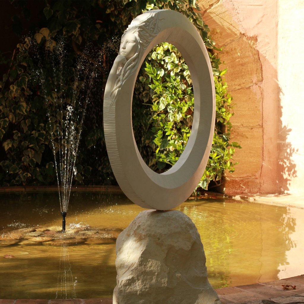 Vacuité , sculpture en marbre de Tavel par le sculpteur Herrel
