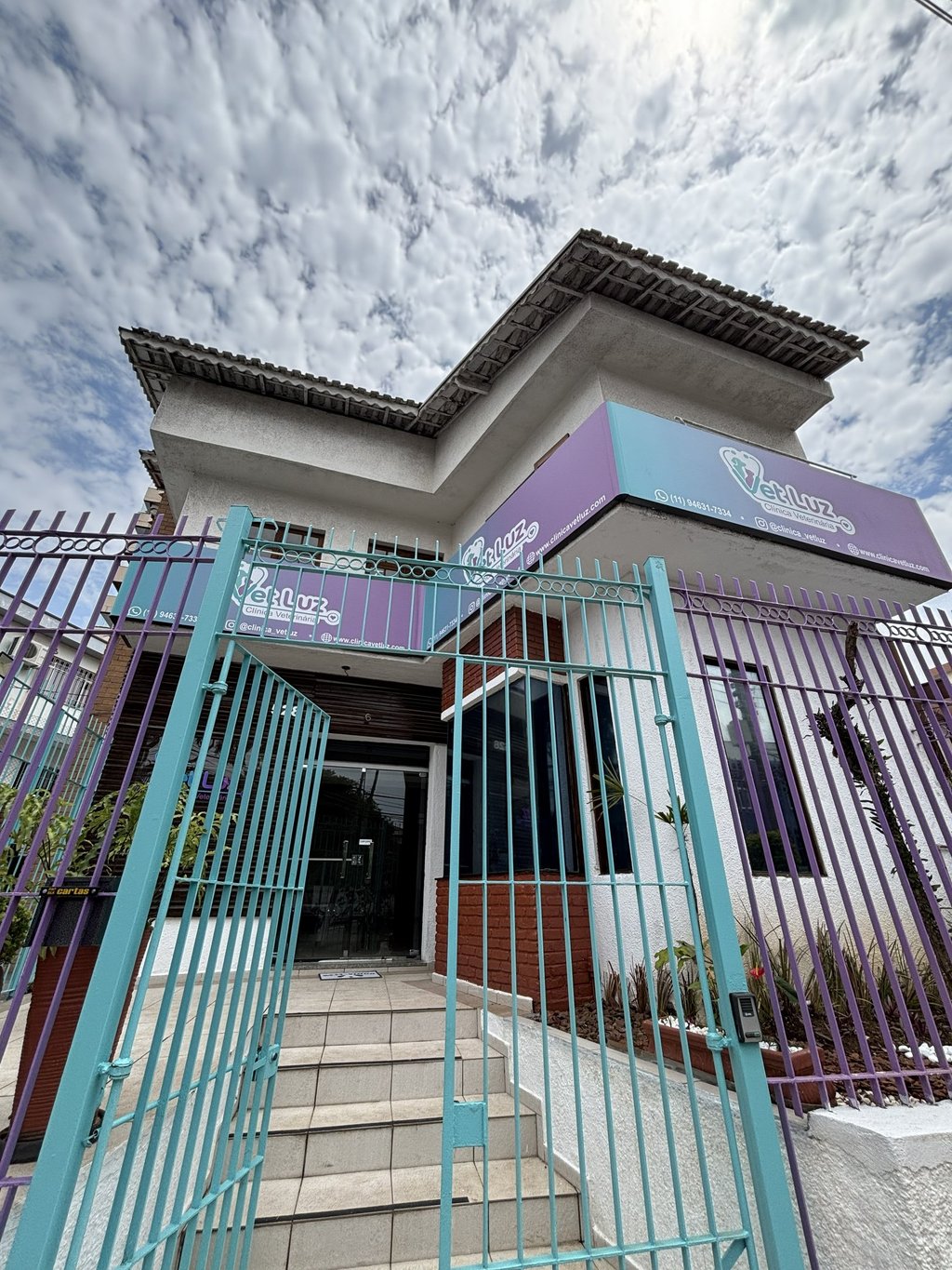 Clínica Veterinária Vet luz com as cores verde água e lilás mostrando a entrada e fachada