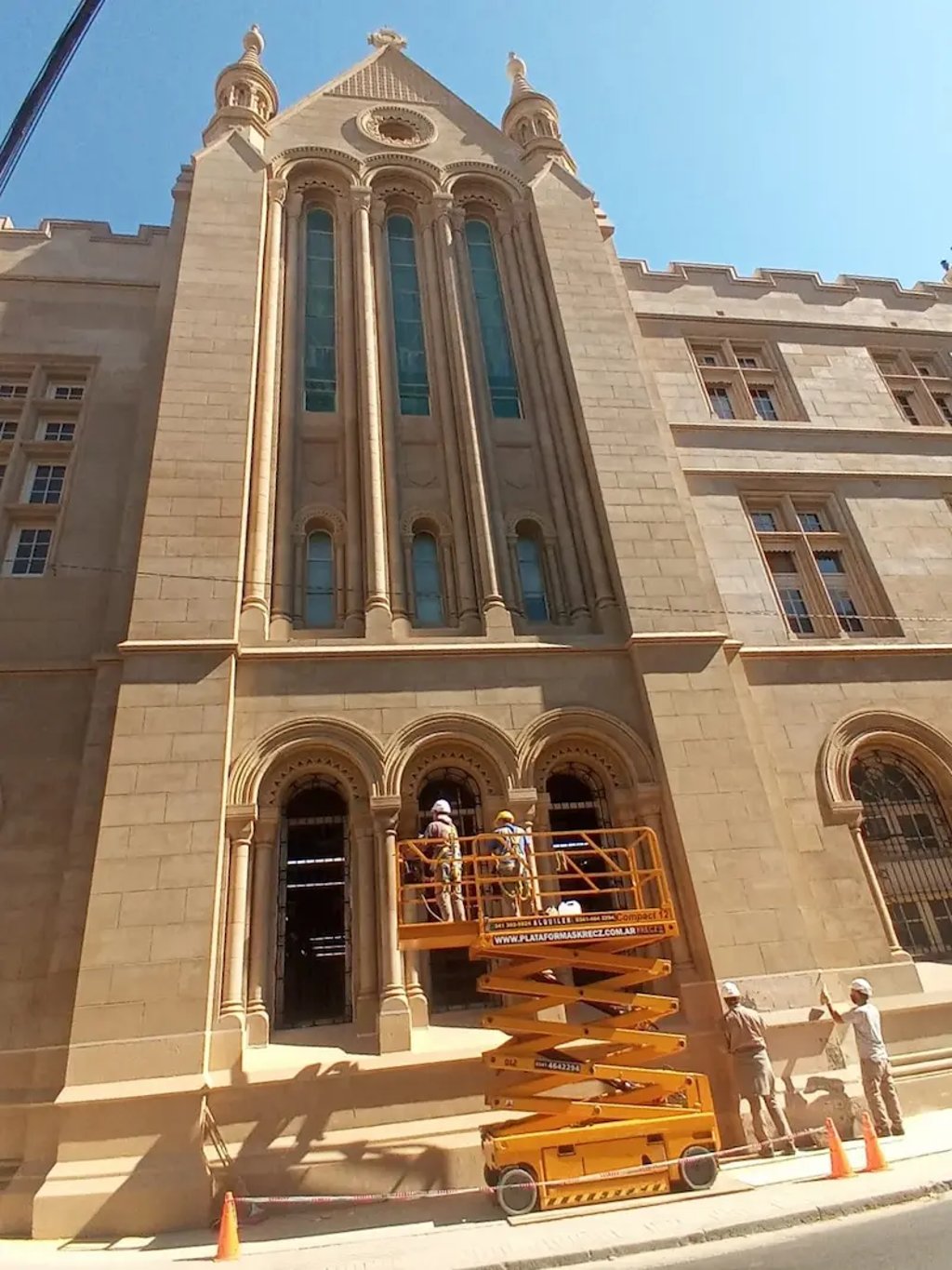 Restauración de la fachada de la Facultad de Humanidades y Artes de Rosario realizada por Almapiedra.