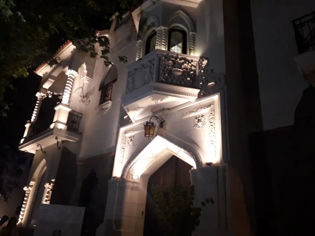 Fachada del Consulado de Italia en Rosario restaurada por Almapiedra de noche. 