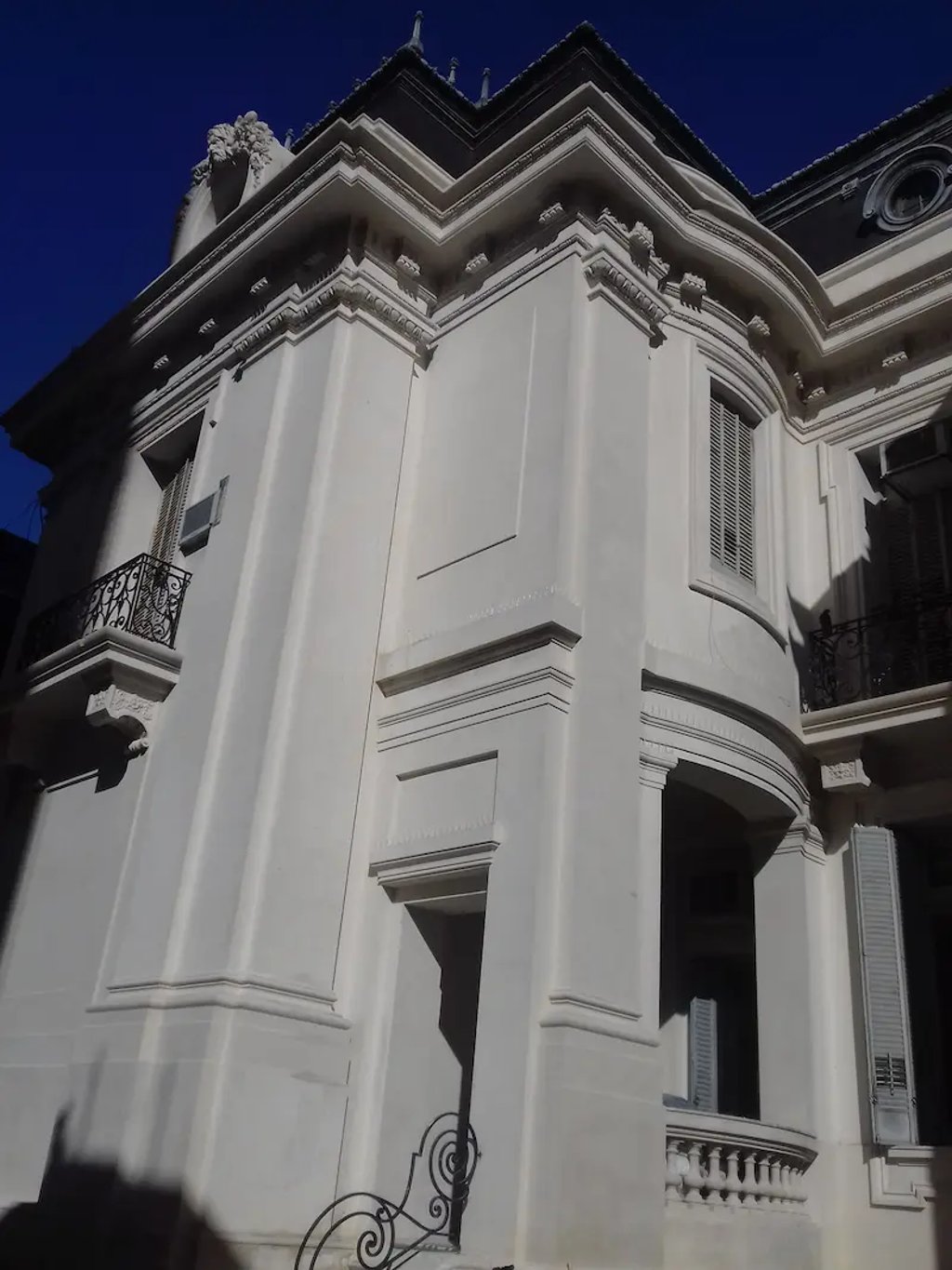 Fachada restaurada de la Sede de Rectorado de la Universidad Nacional de Rosario por Almapiedra