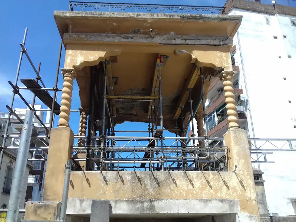 Proceso de restauración del mirador del Museo Estevez realizado por Almapiedra.